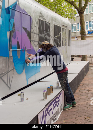 Une réplique de New York city Subway Transport est utilisé comme une toile pour un artiste de rue pendant la première rue Portsmouth Jeux. Banque D'Images