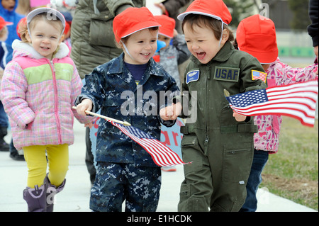 Les enfants de l'Yoiko Child Development Centre (CDC) s'habiller en tenue militaire pour la 'Marche avec fierté' fun à pied à Misaw Banque D'Images
