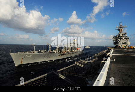 Le navire d'assaut amphibie USS Wasp LHD (1), droite, et la frégate canadienne NCSM St. John's (FFH 340) approche l'USNS Big Banque D'Images