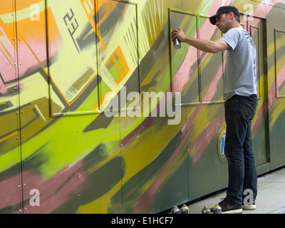 Une réplique de New York city Subway Transport est utilisé comme une toile pour un artiste de rue pendant la première rue Portsmouth Jeux. Banque D'Images