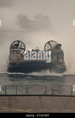 Engins de débarquement de la Marine américaine, d'un coussin d'air (LCAC), premier plan, 21 et 81 dans la manœuvre LCAC pont du coffre de la terre dock amphibie Banque D'Images