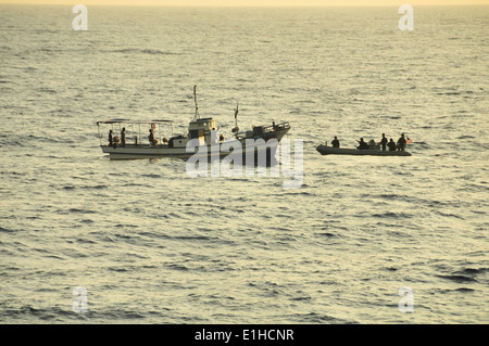 Les marins américains et les Gardes Côtes affectés à l'USS Elrod frégate FFG (55) Faire un exercice dans la mer des Caraïbes le 20 avril 2012 Banque D'Images