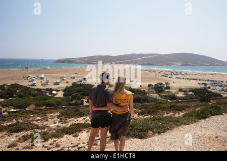 Prasonisi, Couple enjoying view, Prasonissi deux océans se rencontrent, l'île de Rhodes, Grèce - Banque D'Images