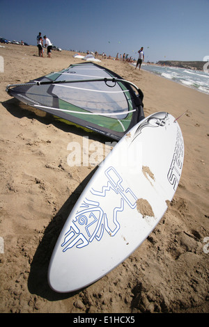 Planche à voile sur la plage, l'île de Rhodes, Grèce - Prasonissi, Prasonisi Banque D'Images