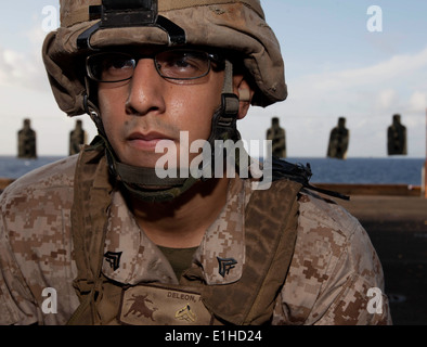 Corps des Marines des États-Unis Le Cpl. Ryan Deleon, un équipage de véhicule blindé léger avec l'Équipe de débarquement du bataillon du 3e Bataillon, 1er Regim Marine Banque D'Images