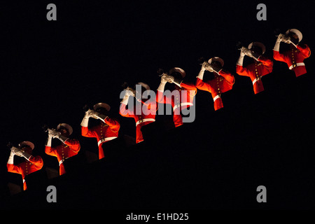 Le Corps des Marines Corps de tambours et clairons clairons effectuer pendant la Parade du vendredi soir au Marine barracks à Washingto Banque D'Images