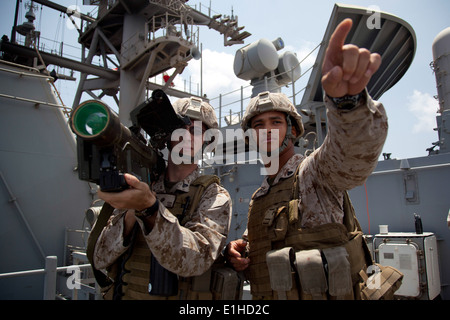 Corps des Marines des États-Unis Le Cpl. Kevin A. Kohl, droite, et le Cpl. Mark B. Fentress, tant avec la 11e unité expéditionnaire de marines, la pratique Banque D'Images