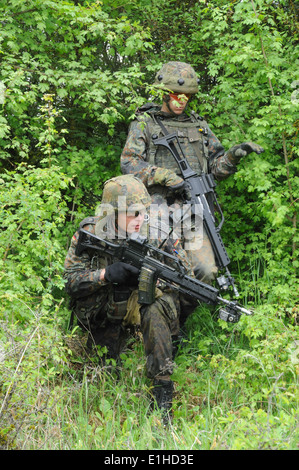 Les soldats allemands à la 2e compagnie, 1er Bataillon, 40e Régiment d'infanterie mécanisée assurent la sécurité pendant un test de M Banque D'Images