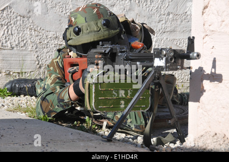 Un soldat bulgare jouant le rôle d'un soldat de l'Armée nationale afghane assure la sécurité lors d'une liaison de mentorat opérationnel Banque D'Images