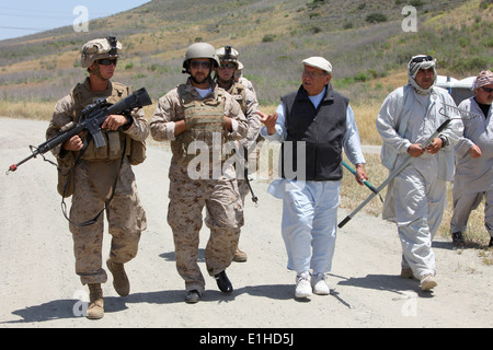 Corps des Marines des États-Unis Le Cpl. Andrew Atkins, gauche, ingénieur de combat avec le 7e Bataillon de soutien du génie (ESB), utilise un interpréter Banque D'Images