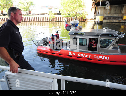 Service de police de Chicago Agent d'Unité marine Mark Walsh, gauche, parle de tactiques, techniques et procédures avec U.S. Coast Gu Banque D'Images