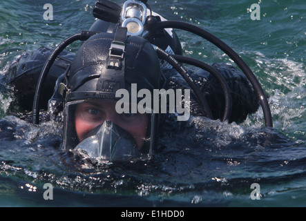 Le sergent du Corps des Marines des États-Unis. Travis Hough, avec la Force de rotation de la mer Noire (BSRF) 12, nage à la plate-forme de plongée pendant la formation en t Banque D'Images