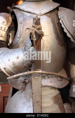 Gant de fer et d'une épée d'une armure médiévale Banque D'Images