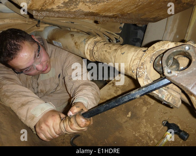 La construction de la Marine américaine 3e classe Mécanicien Cody A. Brown, affectés à la construction navale (bataillon Mobile NMCB) 11, supprime un d Banque D'Images