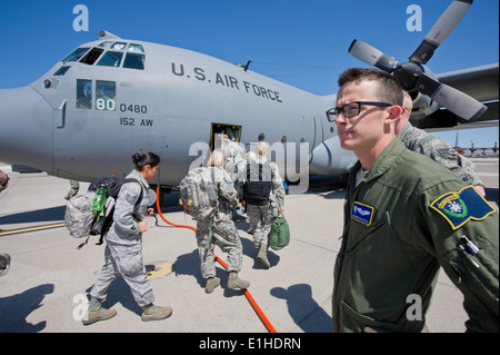 Les cadres supérieurs de l'US Air Force Airman Christian Cattell, arrimeur avec le 192e Escadron de transport aérien, Nevada Air National Guard, conduc Banque D'Images