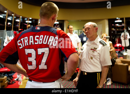 Le président de l'état-major des armées Le Général Martin E. Dempsey parle avec les ressortissants pitcher Stephen Strasburg avant le baseball Banque D'Images