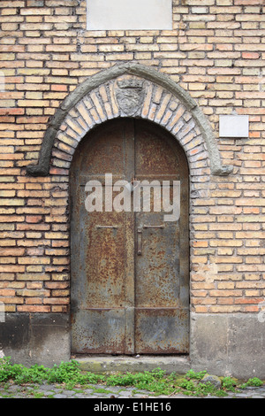 Porte médiévale dans le centre-ville de Rome, Italie Banque D'Images