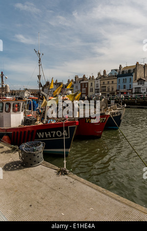 Les chalutiers de pêche dans le port de Weymouth Dorset UK Banque D'Images