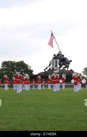 Les membres de la U.S. Marine Corps de tambours et clairons effectuer au cours d'une Parade au coucher du soleil le Marine Corps War Memorial à Arlington, V Banque D'Images