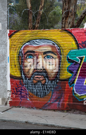 Art urbain représentant un homme avec un chapeau mexicain et la moustache dans la ville coloniale espagnole de Santiago de Queretaro, Mexique Banque D'Images