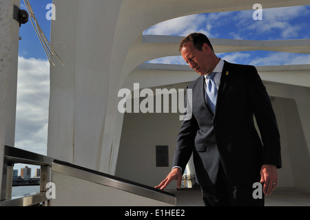 Peter MacKay, le ministre canadien de la Défense nationale, visites, l'USS Arizona Memorial à Pearl Harbor, à Hawaï, le 16 juillet 2012 Banque D'Images