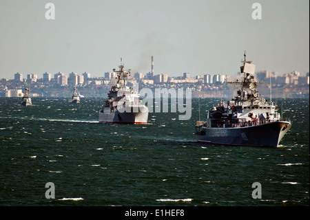 À partir de la droite, la frégate de la marine ukrainienne Hetman Sahaydachniy (U 130), grand navire de débarquement de la marine ukrainienne Konstantin Olshansky (U 402) Banque D'Images