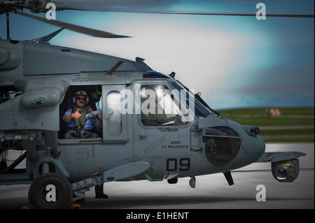 Le Secrétaire adjoint à la défense Ashton B. Carter donne une thumbs-up avant une visite aérienne de Guam dans un HS-60B de la Marine américaine o Sea Hawk Banque D'Images