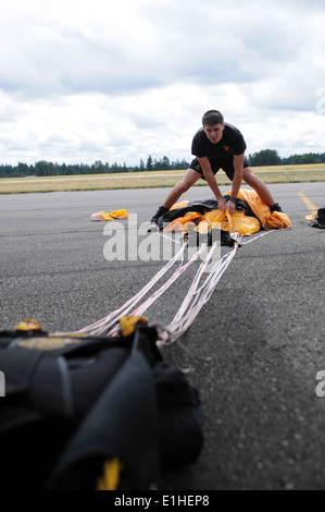 Le sergent de l'armée américaine. Jesse Stahler, un parachutiste de démonstration avec les Golden Knights, packs son parachute à Joint Base Lewis-McCh Banque D'Images