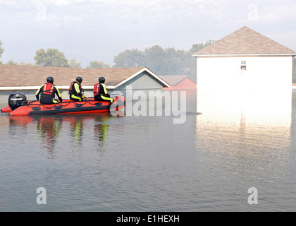 Les pompiers avec le Fort Knox, Ky., les pompiers se préparent à entrer dans une zone inondée pour évacuer les victimes piégées dans des simulacres house Banque D'Images