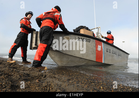 L'équipage garde-côte américain se préparent à pousser au large de la côte de Barrow, en Alaska, après avoir fait un arrêt rapide à la ville Banque D'Images
