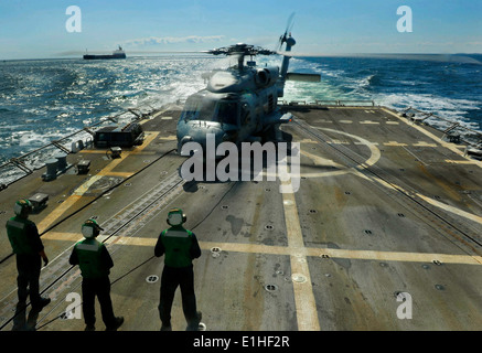 120813-N-BQ817-057 MER BALTIQUE (13 août 2012) - Les Marins de l'vipères d'hélicoptères anti-sous-Light Squadron (HSL) 4 Banque D'Images
