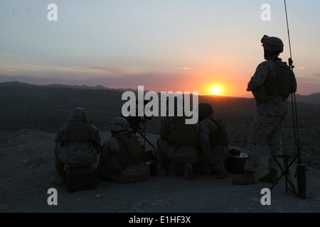 Les Marines américains avec le 1er Bataillon de reconnaissance blindé léger mortier appel à des grèves au cours de formation de nuit un site de formation o Banque D'Images