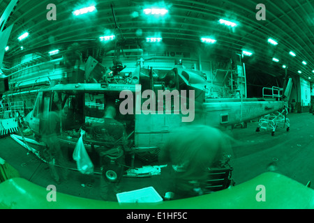 Les Marines américains avec Marine à rotors basculants Support Squadron (VMM) 261 (renforcée), 24e Marine Expeditionary Unit (MEU) évaluent chaque année Banque D'Images