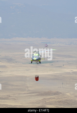 La Marine américaine hélicoptères MH-60S Seahawk affectés à l'Escadron d'hélicoptères de combat de la mer (HSC) 3 et HSC-21 préparer à abandonner l'eau à com Banque D'Images