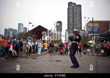 U. S. Marine Sgt. Michael Joseph, un trompettiste avec le Marine Corps Band New Orleans, effectue à Navy Pier à Chicago, Il Banque D'Images