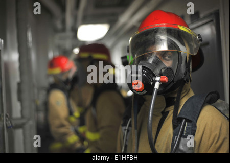 Spécialiste de la logistique de la Marine américaine 1ère classe Boyridge Fuller prend part à un exercice général de quarts à bord du USS Blue Ridge (LCC Banque D'Images