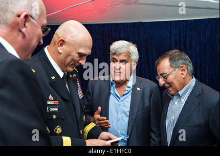 Le secrétaire à la défense, Leon E. Panetta, droite, l'humoriste Jay Leno, de l'armée américaine le Général Raymond T. Odierno, chef du personnel de l'armée, Banque D'Images