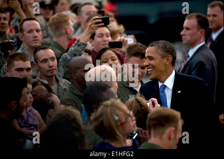 Le président Barack Obama, troisième à partir de la droite, salue des aviateurs américains et des membres de leur famille au cours d'une visite à Nellis Air Force Base, Banque D'Images