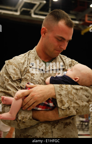 Corps des Marines des États-Unis Le Cpl. Jacob L. Nichols, avec l'Escadron d'hélicoptères lourds Marine (HMH) 366, tient sa 2-month-old fils de la fir Banque D'Images