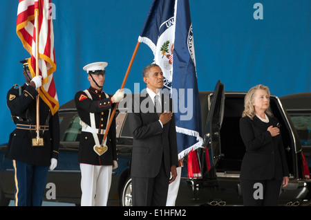 Le président Barack Obama, deuxième à partir de la droite, et le secrétaire d'État américaine Hillary Rodham Clinton, droite, rendre les hommages le national Banque D'Images