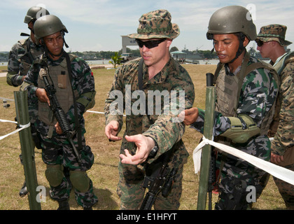 Corps des Marines des États-Unis Le Cpl. Patrick Thompson, centre, attribué à l'équipe de sécurité antiterroriste de la Flotte du Pacifique, avec des trains anglais bangladais Banque D'Images