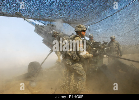 Des soldats américains avec Alpha Batterie, 1er Bataillon, 377e Régiment d'artillerie, 17e Brigade des Incendies Un incendie M777 155 mm lightwe Banque D'Images