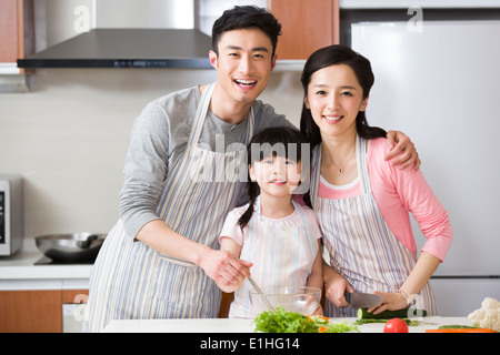 Young family cooking in kitchen Banque D'Images