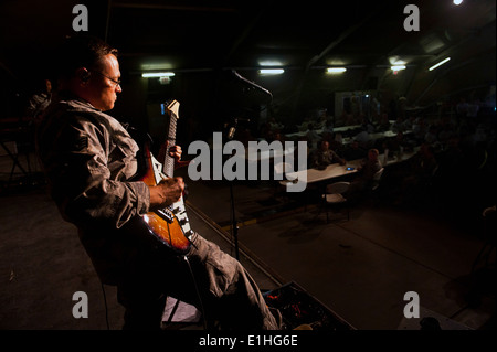 Le s.. Gregory Lacy effectue un solo de guitare lors d'un US Air Forces Central Bande 'haut rendement' vol à l'intérieur de Pete's Pla Banque D'Images