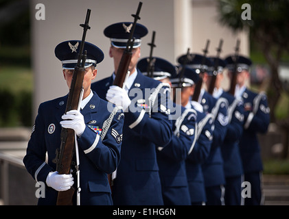 Une garde d'honneur de l'US Air Force affectée à Joint Base Harbor-Hickam Pearl, Mississippi, visages à droite après avoir terminé une carabine sa Banque D'Images