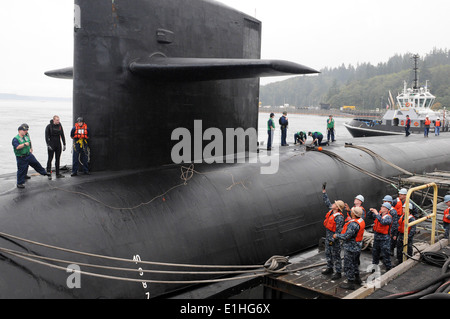 120921-N-LP168-057 BANGOR, Washington (septembre 1994). 21, 2012) marins du sous-marin USS Maine (SNLE) 741 moor le s Banque D'Images