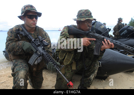 Le sergent du Corps des Marines des États-Unis. Joshua Garcia, gauche, un chef d'équipe avec la 2ème Escouade, 2e peloton, Compagnie Fox, bataillon de l'équipe d'atterrissage Banque D'Images