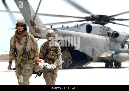 U.S. Air Force pararescuemen de la 82e Escadron de sauvetage expéditionnaire décharger un exercice participant d'une U.S. Marine Cor Banque D'Images