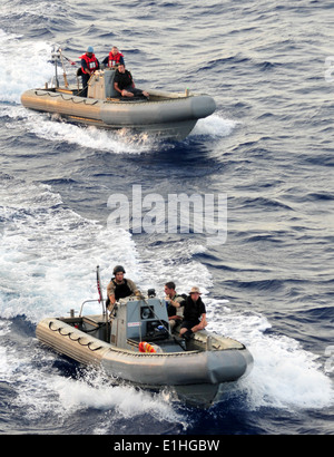 Les marins américains affectés à la visite, un conseil, une équipe de recherche et de saisie à bord du croiseur lance-missiles USS Anzio (CG 68) Balade en Banque D'Images