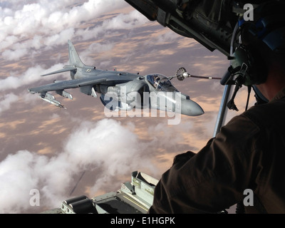 Les croisières au-dessus des nuages au-dessus de Yuma, en Arizona le 11 octobre, un Marine Aviation armes et tactiques tactiques et armes de l'Escadron Charger Banque D'Images